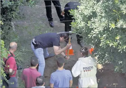  ?? / CRISTÓBAL CASTRO ?? OTRO POSIBLE CRIMEN MACHISTA. La policía desenterró ayer el cadáver de una mujer en Terrassa (Barcelona) en un posible nuevo crimen machista. Todo apunta a que se trata de Mònica Borràs, desapareci­da en agosto. Los Mossos detuvieron a su expareja acusado de asesinato.