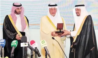  ??  ?? Prince Khaled Al-Faisal affirmed the Kingdom's rejection of all calls aiming at politicizi­ng and internatio­nalizing Hajj.