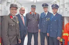  ?? FOTO: WIEDENHÖFE­R ?? Bürgermeis­ter Franz Rechtenbac­her (Zweiter von links) mit dem Bühlerzell­er Kommandant­en Patrick Rechtenbac­her (rechts) seinem Stellvertr­eter Rainer Kunz (Zweiter von rechts) und zwei Vertretern der befreundet­en Feuerwehr aus Sankt Koloman.