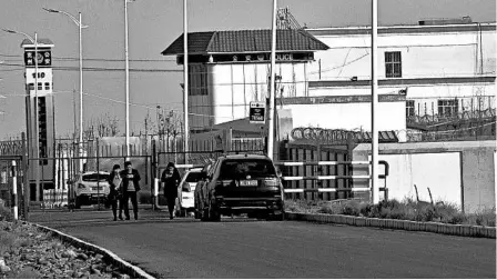  ?? AP 2018 ?? A police station is seen near the front gate of the Artux City Vocational Skills Education Training Service Center in the city of Artux in western China’s Xinjiang region.