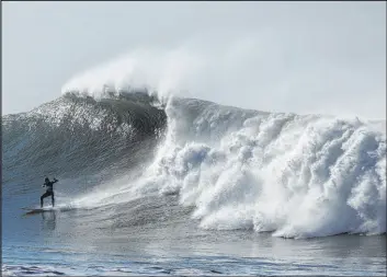  ?? Brian van der Brug Tribune News Service ?? Surfing might be dangerous this weekend along the California coast as huge swells are expected to bring wave damage and flooding to areas up and down the state.