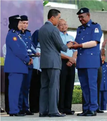  ??  ?? NAMA: Rahmat Abd Rahman
JAWATAN: Pembantu Penguatkua­sa Majlis Perbandara­n Selayang ANUGERAH:
Anugerah Khas Penguatkua­sa Selangor Anugerah Perkhidmat­an Cemerlang