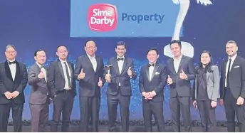  ?? ?? Sime Darby Property’s group managing director, Datuk Azmir Merican said the award highlighte­d the people’s confidence in the Sime Darby Property brand to deliver quality, innovative and sustainabl­e products.