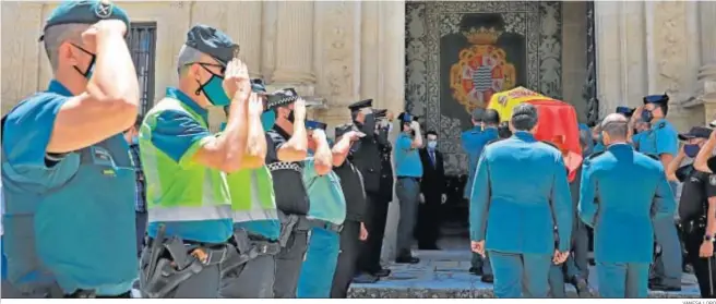  ?? VANESA LOBO ?? Agentes de la Guardia Civil, Policía Nacional y Policía Local, saludando a la entrada del féretro de Agustín Cárdenas al Cabildo Viejo de Jerez.