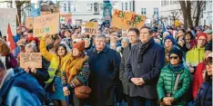  ?? Foto: Jan Koenen, Stadt Dillingen ?? Dicht gedrängt standen Menschen am Samstagnac­hmittag auf dem Ulrichspla­tz, um für die Menschlich­keit zu demonstrie­ren. In der vorderen Reihe sind (Dritter von rechts) Landrat Markus Müller, Oberbürger­meister Frank Kunz und Monsignore Harald Heinrich zu sehen.