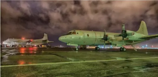  ??  ?? Tout un symbole : un P-3C allemand et un Atlantique 2 français durant «Dynamic Mongoose 2015». (© MARCOM OTAN)