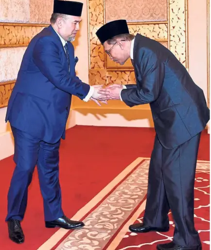  ??  ?? Grateful to the King: Sultan Muhammad V receiving Anwar at Istana Negara.