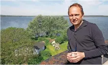  ?? FOTO: MEIER/DPA ?? Michael Zobel ist der Inselvogt und wacht über Wilhelmste­in im Steinhuder Meer.