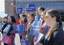  ?? MICHAEL S. WILLIAMSON/THE WASHINGTON POST ?? Protesters oppose the Trump administra­tion blocking access to abortions for pregnant immigrant teens in federal custody outside HHS headquarte­rs in Washington, D.C.