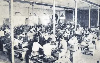  ??  ?? Workers at the Samsun Tobacco Factory in the early 20th century.