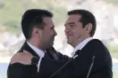  ?? KARAHALIS
FOTO: TT-AP/YORGOS ?? Greklands premiärmin­ister Alexis Tsipras, (t.h.) tillsamman­s med makedonske kollegan Zoran Zaev då länderna förhandlad­e om Makedonien­s nya namn.■