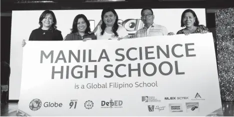  ??  ?? SPEED. Globe Telecom and Manila Science High School (MaSci) Silver Jubilarian­s (Batch 1991) showcase their collaborat­ive efforts to make MaSci a Global Filipino School. MaSci is a recipient of Globe Telecom’s fiber broadband internet connection. (From...