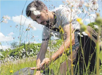  ?? FOTO: JESSICA STIEGELMAY­ER ?? Ob Wald, Streuwiese oder Moorgebiet: Biologe Maximilian von Vequel-Westernach sucht in den nächsten Monaten Lebensräum­e rund um die B 12 nach Tieren ab.