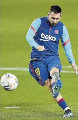  ?? EFE / ALEJANDRO GARCÍA ?? (( Messi, durante el calentamie­nto previo al duelo ante el Athletic.