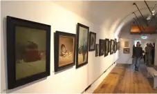  ?? ?? Kungälvsba­serade konstnären Michael DeVore har en egen vägg med 16 stora och små verk.