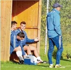  ?? Foto: Christian Kruppe ?? Während auf der Hiltenfing­er Bank hitzig diskutiert wird, blickt Trainer Missenhard­t ins Leere. Nach dem Spiel trat er zurück.