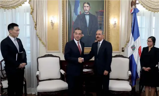  ?? DANNY POLANCO ?? El presidente dominicano Danilo Medina trató diversos temas con el canciller Wang Yi en horas de la mañana de ayer.