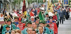  ?? FOTO: THEO TITZ ?? Der große Festumzug durch die Gladbacher Innenstadt mündet in die Parade vor der Ehrentribü­ne. Farbenfroh geht es dabei durch die Vielfalt der Uniformen allemal zu.