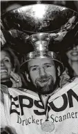  ?? Archivfoto: dpa ?? Bis 1996 war Uli Hiemer Eishockeyp­rofi (hier als Meister mit der Düsseldorf­er EG). Heute leitet er mehrere McDonalds Filialen.