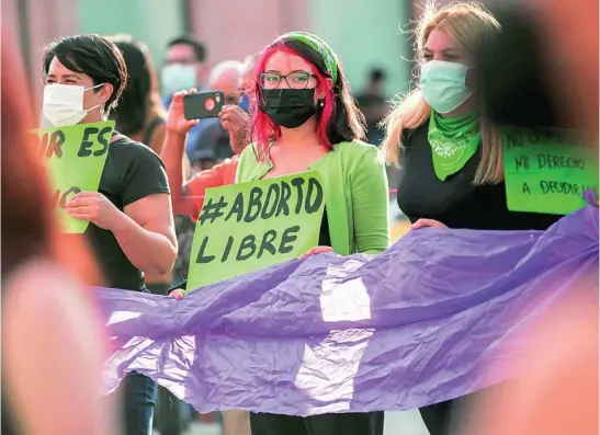  ?? EFE ?? Activistas a favor del derecho al aborto celebran en México la decisión del Tribunal Supremo