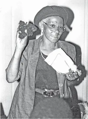  ?? Picture: THE HERALD ?? GRISLY PROOF: Joyce Mthimkhulu holds up the hair that fell from the head of her son, Siphiwo, after he was poisoned while being held in detention by apartheid-era security police