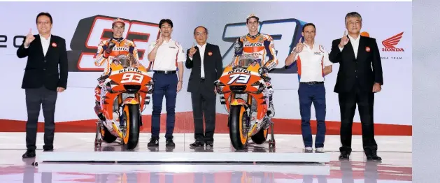  ??  ?? With his 2020 riders and Honda management in Japan