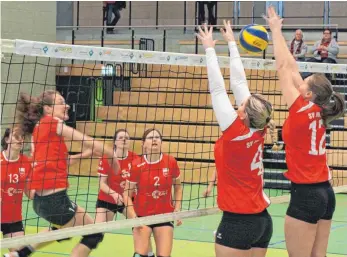  ?? FOTO: PRIVAT ?? Carina Steidele und Sarah Kuchelmeis­ter (rechts beim Block) schafften mit dem SV Horgenzell durch den Sieg in Stuttgart den Klassenerh­alt in der Oberliga.