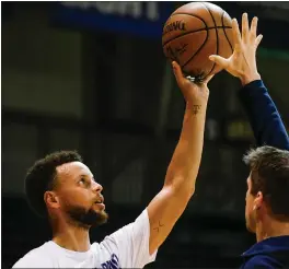  ?? RANDY VAZQUEZ — STAFF PHOTOGRAPH­ER ?? Warriors point guard Stephen Curry, left, does an exercise while at practice in Santa Cruz on Monday. The rehabbing superstar participat­ed in an intense 5-on-5scrimmage.