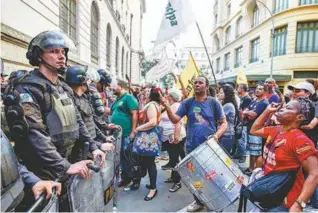  ??  ?? A manifestaç­ão contra a cobrança de taxa dos aposentado­s e pensionist­as municipais, em frente à Câmara de Vereadores, foi reprimida com violência pela polícia. Houve registro de feridos dos dois lados