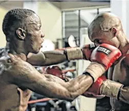  ?? / NICK LOURENS ?? Rofhiwa Maemu (left) pummels Tumelo Pedi on his way to the Gauteng featherwei­ght title.