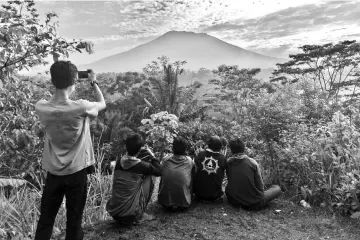  ??  ?? People look at Mount Agung in Karangasem. — AFP photo