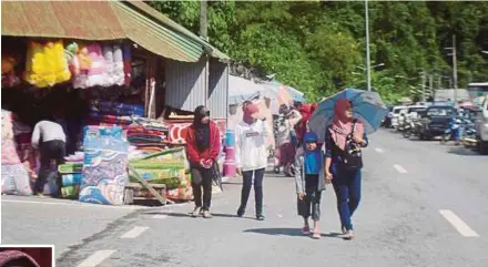  ?? FILE PIC ?? Business at Wang Prachan Bazaar in Thailand has been booming since the Free-flow Zone in Wang Kelian was closed in 2015 .