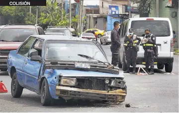  ??  ?? 2 Un automóvil y un microbús se accidentar­on en el bulevar Venezuela y dejó daños materiales en ambos carros.