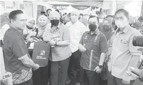 ?? ?? TERIMA KASIH: Awang Tengah menerima cenderamat­a daripada Abdul Hafiz (kiri) sambil disaksi Riot dan tetamu kehormat lain.