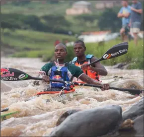  ??  ?? USIBONELO Khwela noThulani Mbanjwa abangabagw­edli beDusi Canoe Marathon bathi bafuna ukunqoba owangonyak­a ozayo bebobabili.