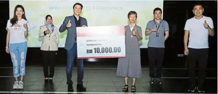  ??  ?? For a good cause: Fusionex group chief operating officer datuk Seri ivan Teh (third from left) presenting a mock cheque to assunta Children Society director Maria Chan as Chan Chong Ming (right) and Goh Liu ying (left) give the thumbs up.