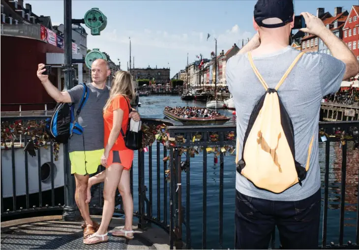  ??  ?? Saerligt i Indre By naer Nyhavn i København flokkes turisterne i en sådan grad, at flere lokale indbyggere er frustrered­e over situatione­n. Foto: Gregers Tycho