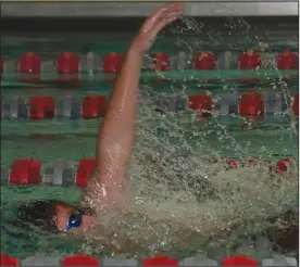  ?? CHUCK RIDENOUR/SDG Newspapers ?? Whippet Blake Muntis
performs the backstroke during the 200-meter