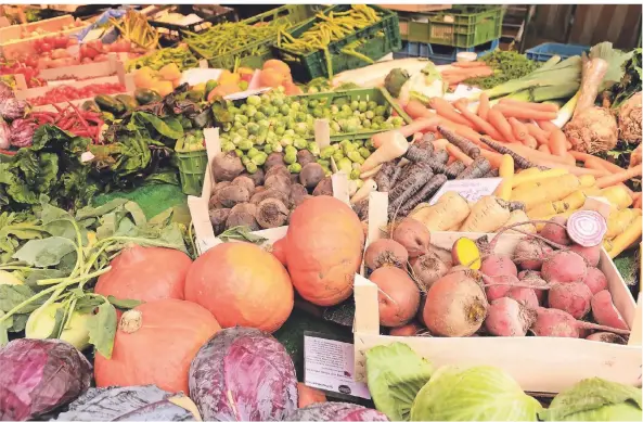  ?? FOTO: CELINE BURGHARDT ?? Frisches Obst und Gemüse bieten auch viele Händler auf den Wochenmärk­ten. Sie geben gerne Auskunft, wo es produziert wurde.