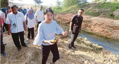  ?? [FOTO HAIRUL ANUAR RAHIM/BH] ?? Bee Yin membuat lawatan ke Sungai Kim Kim di Pasir Gudang, semalam, sambil diiringi Pengarah JAS Johor, Datuk Dr Mohammad Ezanni Mat Salleh (kiri).