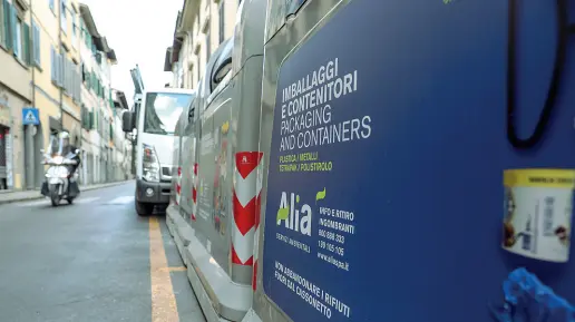  ??  ?? Il gestore Alia, la società che gestisce la raccolta rifiuti nelle province di Firenze, Prato e Pistoia, nasce dalla fusione delle vecchie società comunali o provincial­i