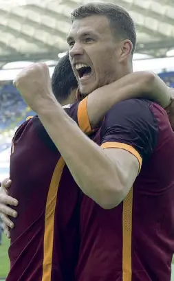  ??  ?? La grinta Edin Dzeko autore del secondo gol della Roma nel derby