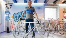  ?? Foto: Uwe Bolten ?? Wolfgang Egger ist der Schönheit und technische­n Raffinesse alter Rennräder verfal len.