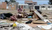  ?? PICTURE: AYANDA NDAMANE/AFRICAN NEWS AGENCY/ANA ?? Gugulethu backyarder­s rebuild their shacks after police demolished them.