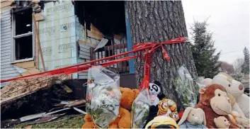  ?? PHOTO ANTOINE LACROIX ?? Des peluches ont été déposées près de la résidence détruite par les flammes en hommage aux deux victimes de l’incendie.