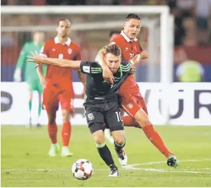  ?? — Gambar Reuters ?? KAWAL KETAT: Matic (belakang) mengasak pemain Wales, Aaron Ramsey pada perlawanan kelayakan Piala Dunia 2018 di Stadium Rajko Mitic, Belgrade pada 11 Jun lepas.