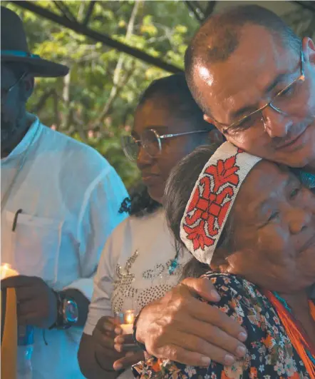  ?? / Marcela Villano - Comisión de la Verdad ?? Jóverman Sánchez, “Manteco”, antiguo comandante de las Farc, abraza a la indígena Delia Casama.