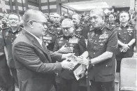  ?? — Gambar Bernama ?? INTERAKSI: Saifuddin Nasution beramah mesra dengan pengurusan tertinggi Polis Diraja Malaysia (PDRM) semasa majlis Perhimpuna­n Bulanan Kementeria­n Dalam Negeri (KDN) semalam.