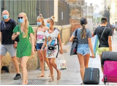  ?? JAVIER ALBIÑANA ?? Grupos de turistas en Málaga.