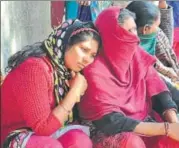  ?? GURPREET SINGH/HT ?? Tamanna, 21 (left), daughter of fireman Manpreet Singh, along with others keep vigil at the accident spot on Wednesday, three days after a fivestorey building collapsed in Ludhiana.